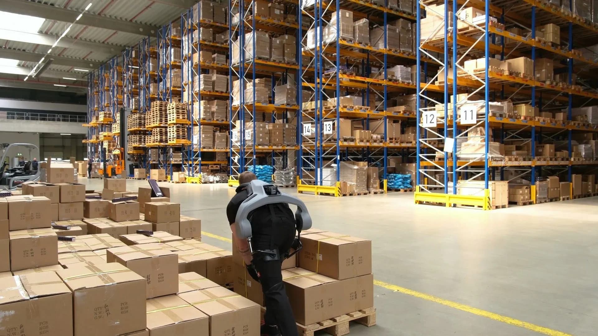 Distributionszentrum mit Exoskelett-Einsatz, Breitformat